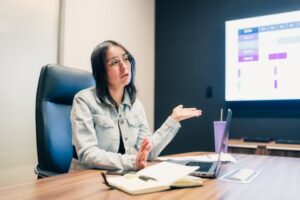 Cum gestionezi rezistența pasivă la schimbare a unui coleg influent